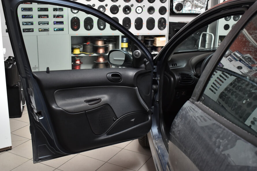 Peugeot 206 - montáž předních reproduktorů, výměna autorádia