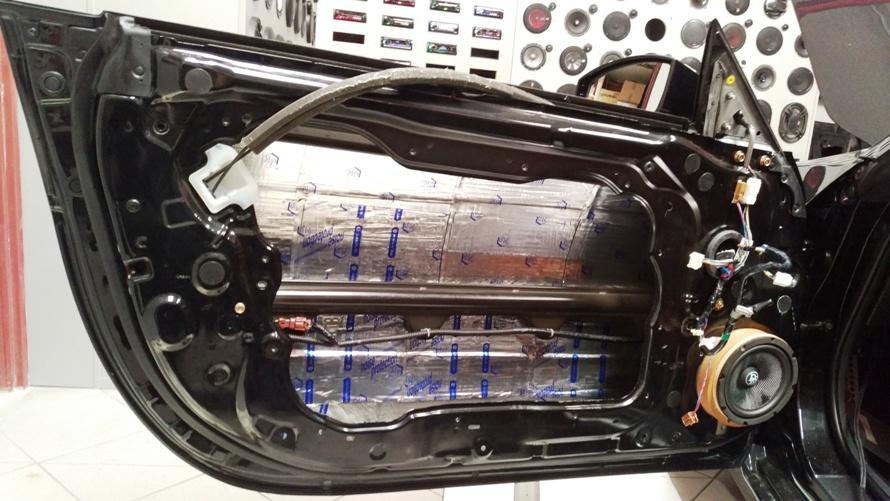 Nissan 350Z - kompletní ozvučení, odhlučnění kufru vozu