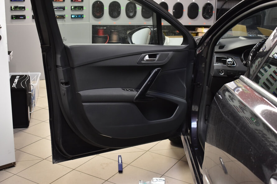Peugeot 508 - výměna předních reproduktorů, vytlumení předních dveří