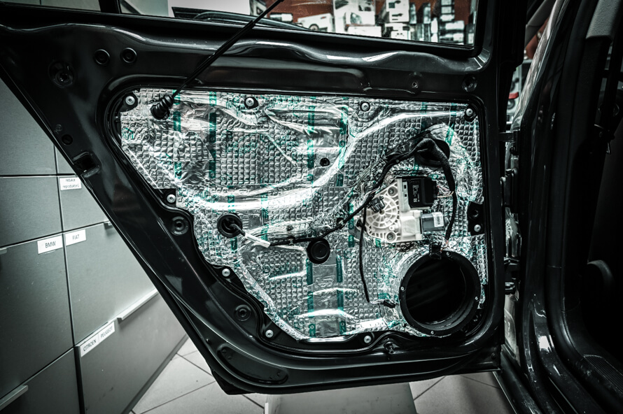 Volkswagen Passat B7 - výměna reproduktorů, vytlumení dveří, instalace zesilovače s DSP procesorem