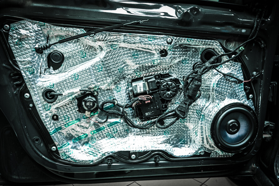Volkswagen Passat B7 - výměna reproduktorů, vytlumení dveří, instalace zesilovače s DSP procesorem