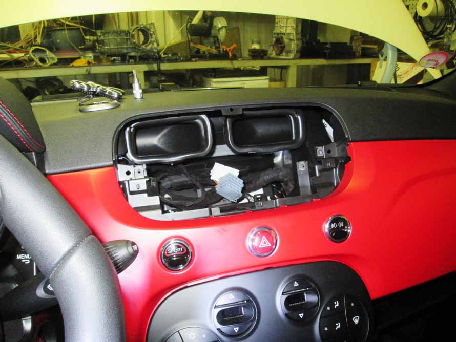 Fiat 500 Abarth - montáž autorádia, komplet autohifi a vytlumení dveří