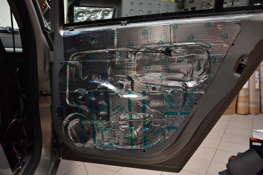 Opel Astra H - montáž reproduktorů, autorádia, parkovací kamery, vytlumení dveří