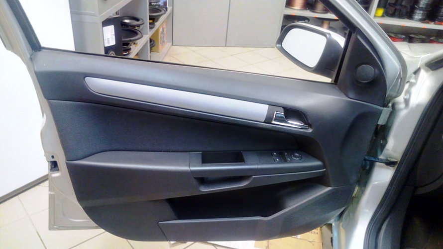 Opel Astra H - vytlumení dveří a instalace reproduktorů