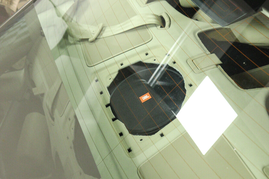 Audi A8 - montáž antiradaru a aktivního subwooferu