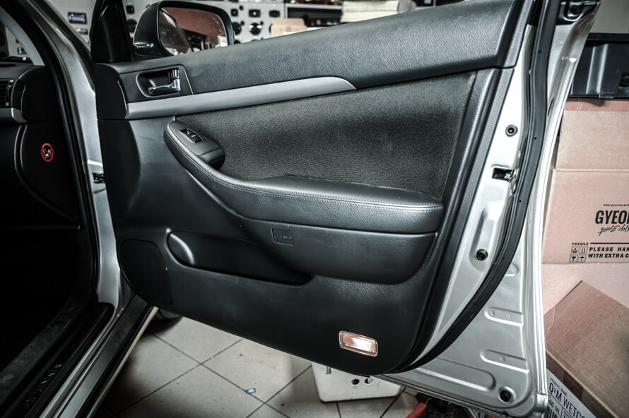Toyota Avensis - kompletní montáž autohifi a vytlumení dveří