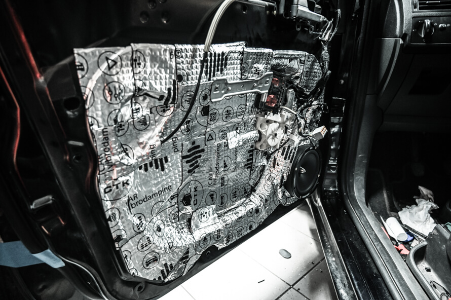 Ford C-Max - výměna reproduktorů, vytlumení předních dveří