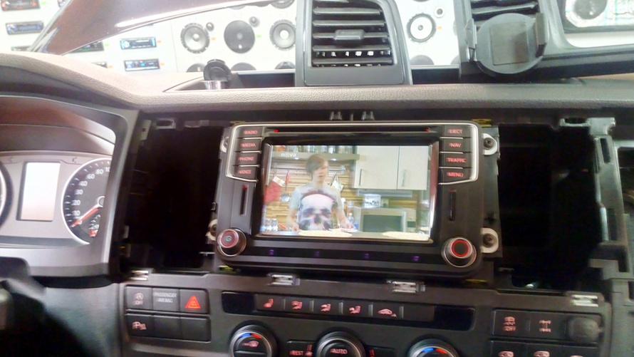 Volkswagen T6 Caravelle - instalace stropního monitoru, DVB-T tuneru, parkovací kamery, zásuvky 230 V