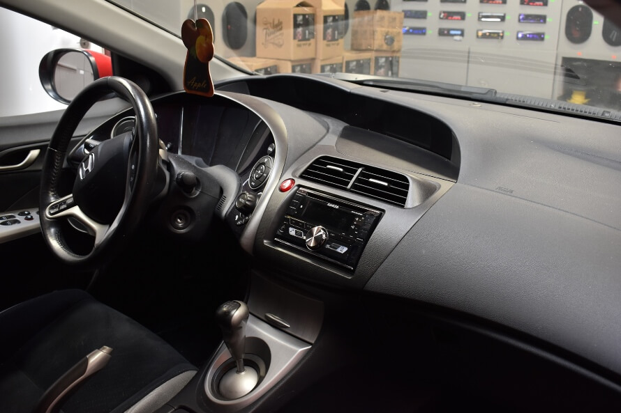 Honda Civic 8G - výměna reproduktorů, vytlumení dveří, výměna autorádia