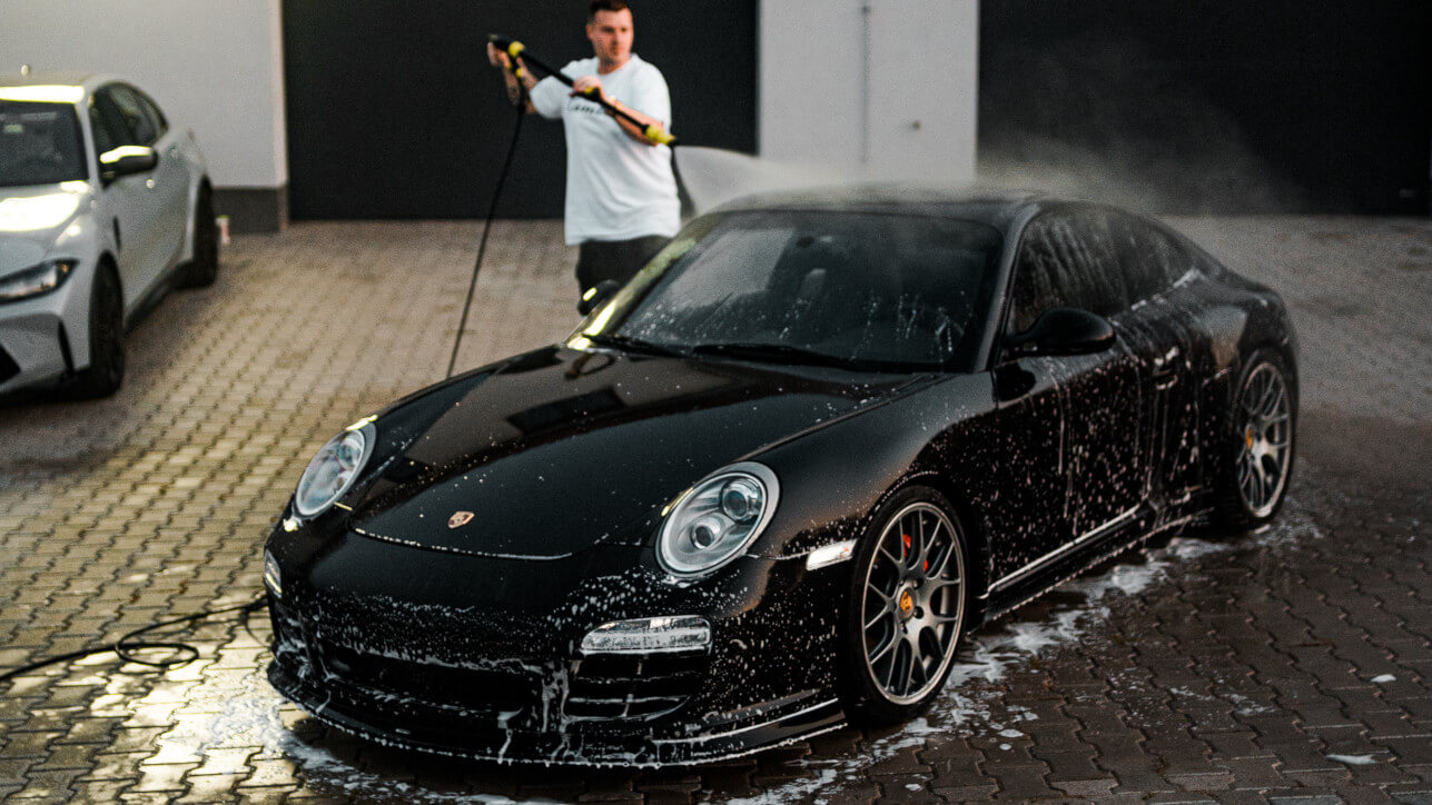 Mytí Porsche pomocí tlakové myčky AVA of Norway a příslušenství Auto Finesse