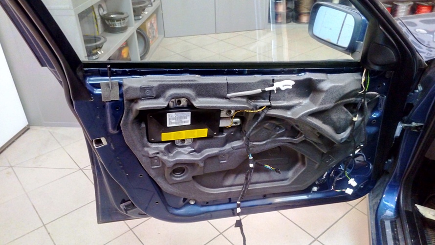 BMW E46 Touring - instalace reproduktorů a zesilovače, tlumení dveří