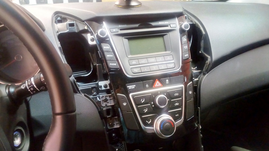 Hyundai i30 - montáž navigace a parkovací kamery