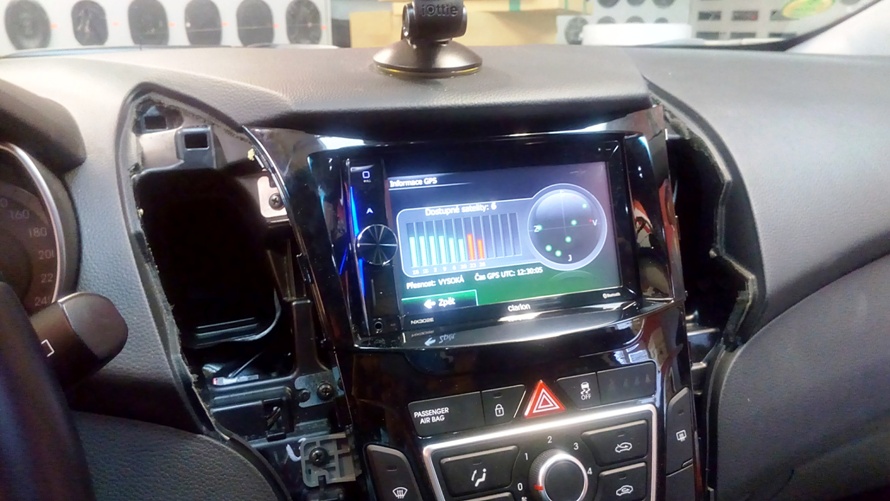 Hyundai i30 - montáž navigace a parkovací kamery