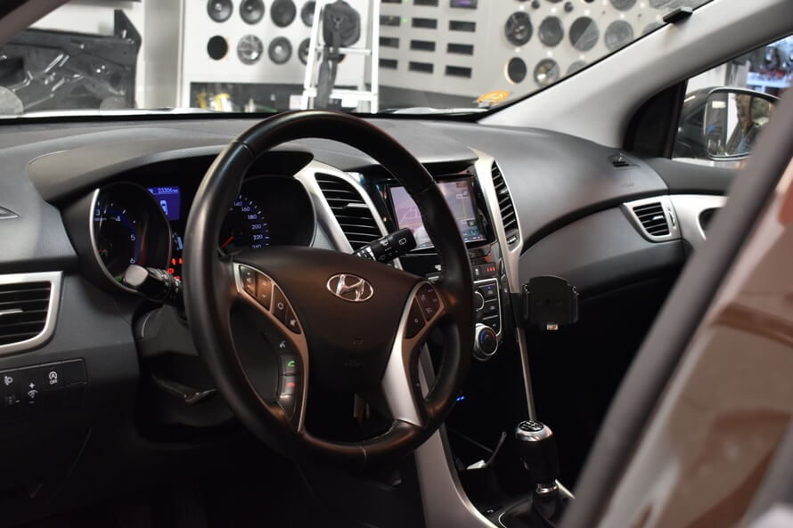 Hyundai i30 II - montáž vestavěné navigace