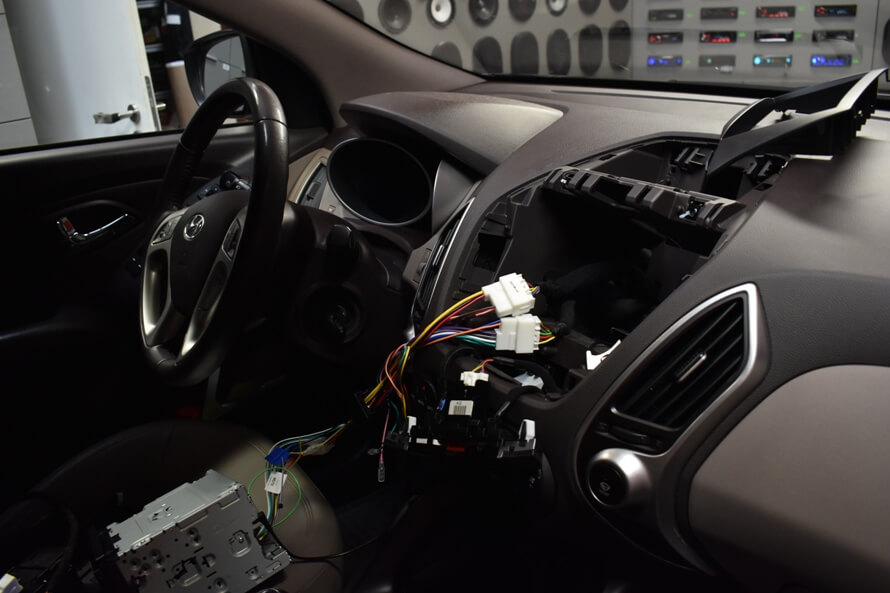 Montáž autorádia a parkovací kamery do Hyundai ix35