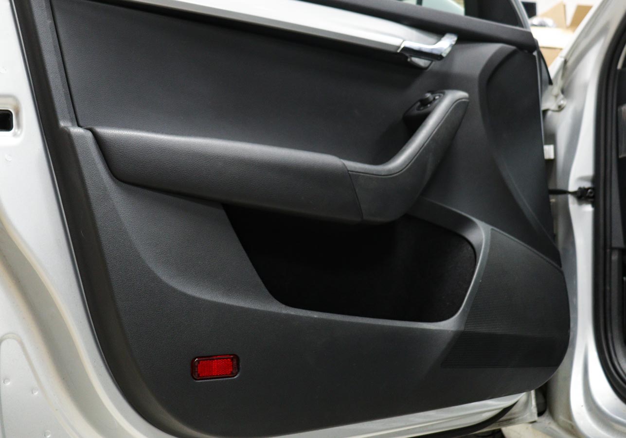 Škoda Octavia III Combi - výměna reproduktorů, subwoofer do bočnice