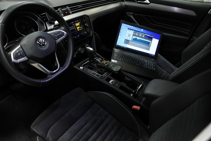 Volkswagen Passat B8 - vylepšení hudby pomocí zesilovače s DSP procesorem