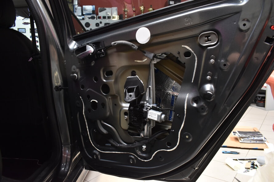 Peugeot 301 - odhlučnění dveří, kapoty, víka kufru a podběhů
