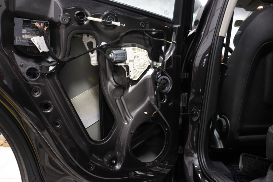 Audi Q5 - výměna předních reproduktorů, odhlučnění všech dveří