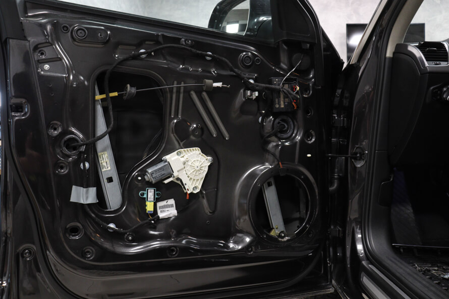 Audi Q5 - výměna předních reproduktorů, odhlučnění všech dveří