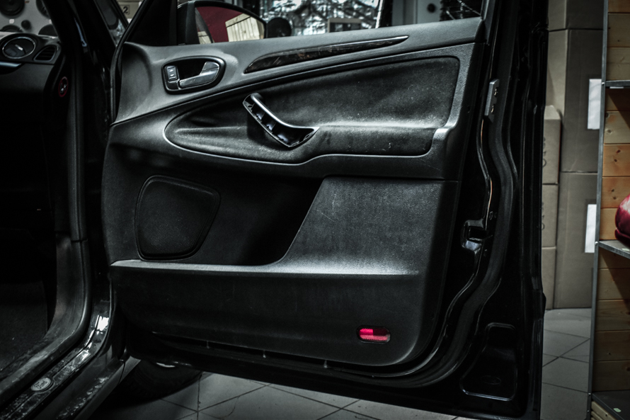Ford S-MAX - výměna předních a zadních reproduktorů, vytlumení dveří, výměna autorádia