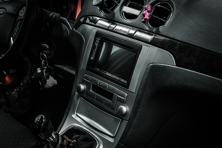 Ford S-MAX - výměna předních a zadních reproduktorů, vytlumení dveří, výměna autorádia