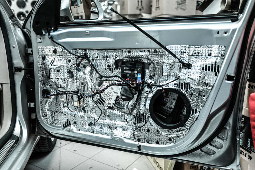 Škoda Superb 2 - výměna předních a zadních reproduktorů, vytlumení dveří