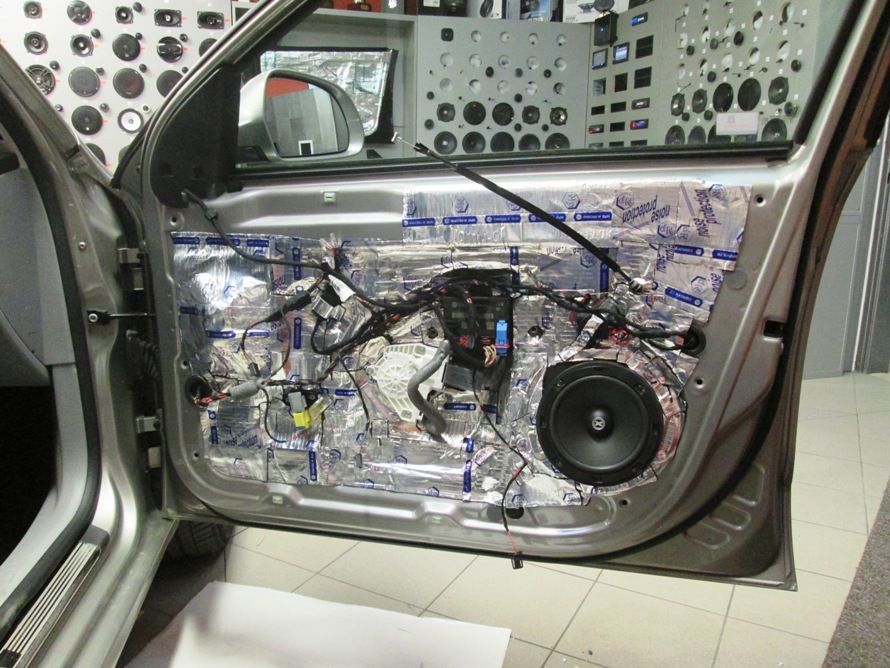 Škoda Superb 2 - výměna reproduktorů, tlumení dveří