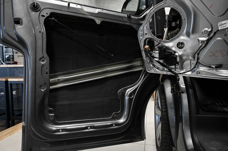 Volkswagen T5 - výměna předních reproduktorů, základní odhlučnění