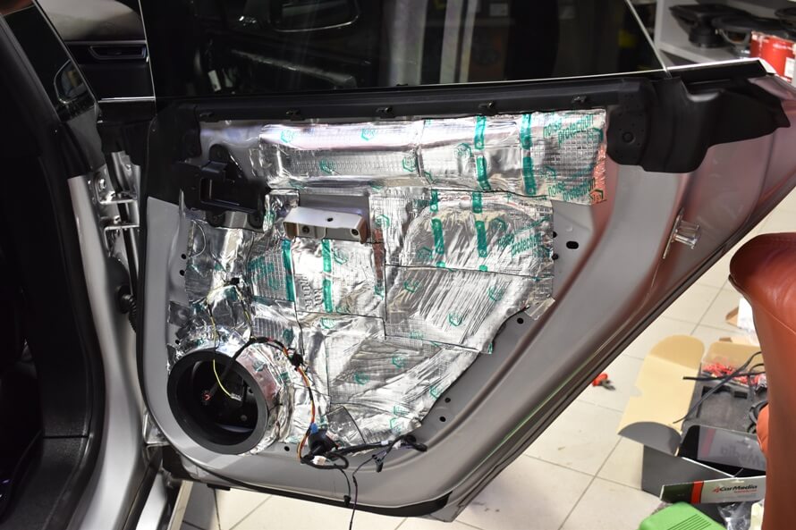 Tesla Model S - výměna předních a zadních reproduktorů, tlumení dveří, montáž zesilovače