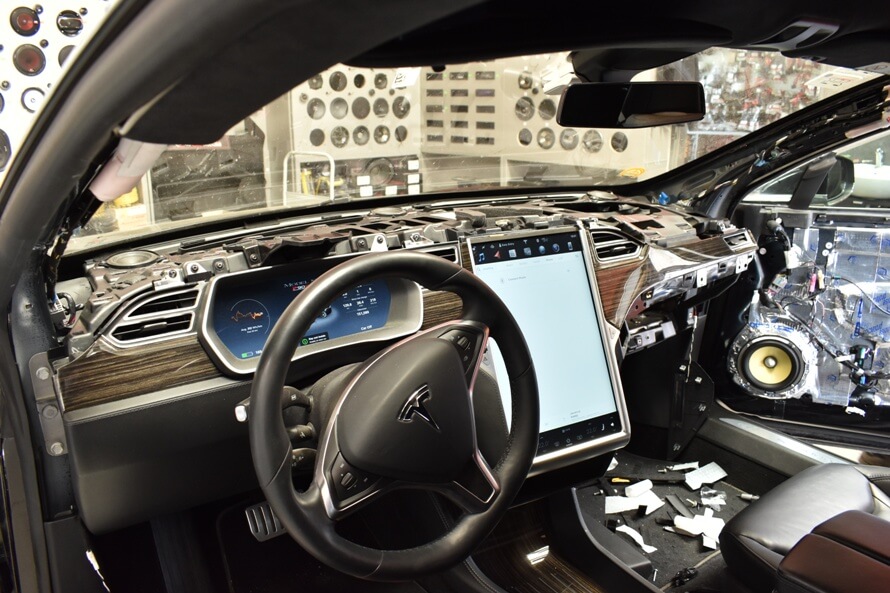 Tesla Model S - montáž reproduktorů, vytlumení dveří, odhlučnění podběhů